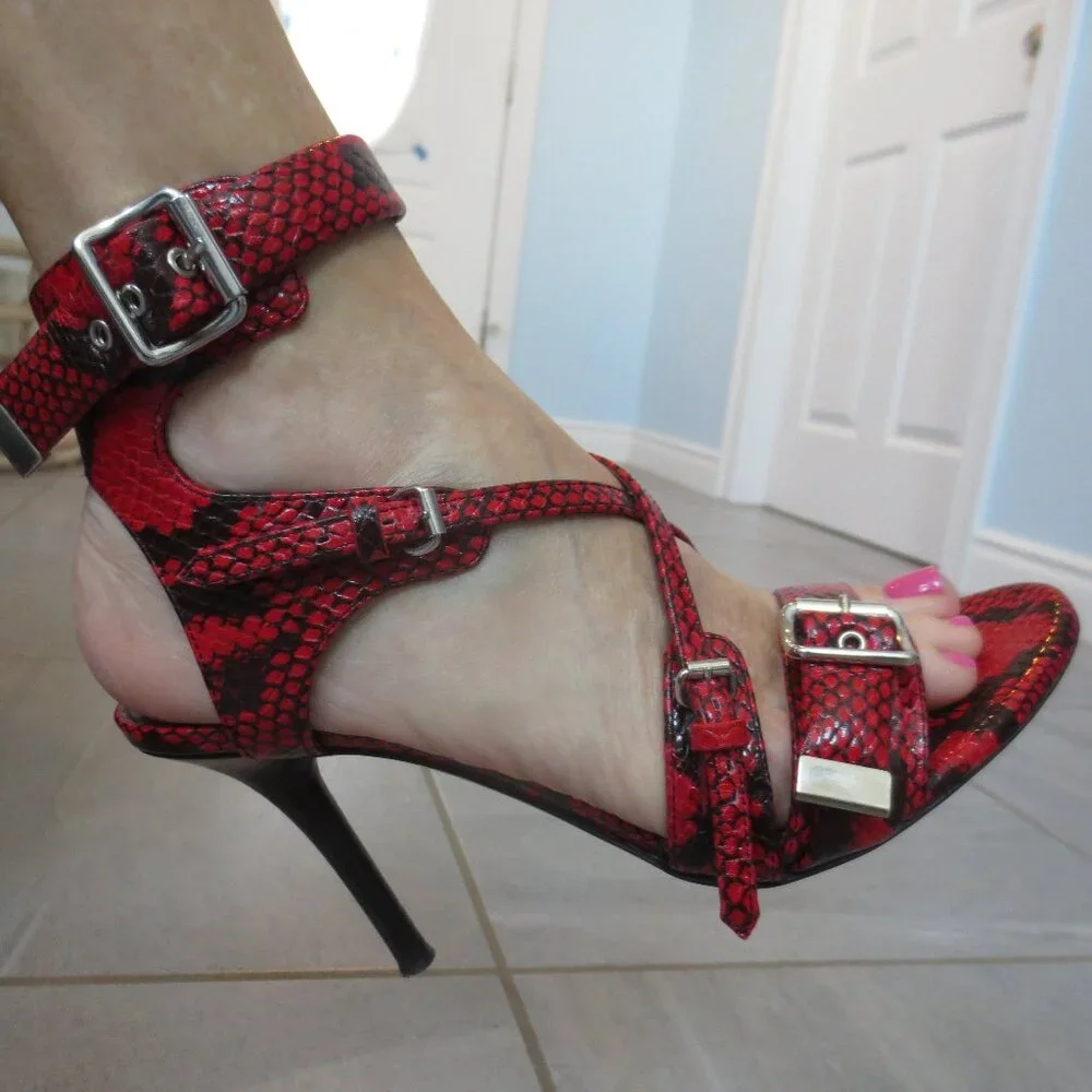 CHLOE Red and Black Leather Buckle Design High Heel Sandals - Picture 7 of 9
